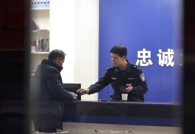 湖北荆门：反诈成功后，民警与家人云端“团圆” 