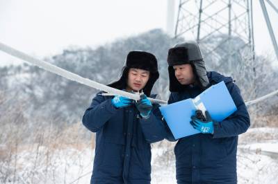 湖北荆门：坚守岗位  雪后巡检