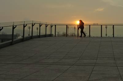 坚守岗位度佳节