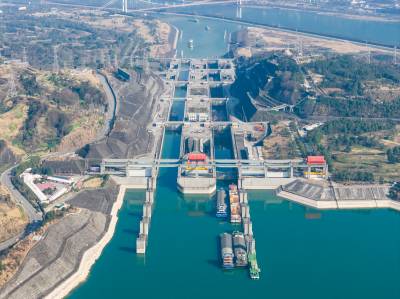 春节期间三峡船闸运输忙