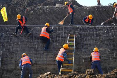 春节坚守岗位建设民生工程