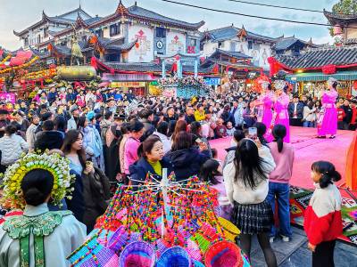 湖北恩施：新春灯会激活文旅消费热潮