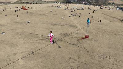 春节里，赏高空钢丝杂技（客户端采稿）