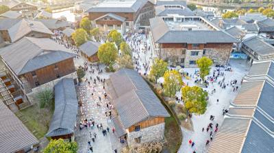 湖北钟祥：年味正浓 游人如织