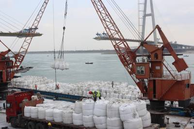 枝江：陆运水运备耕开门红（客户端采稿）