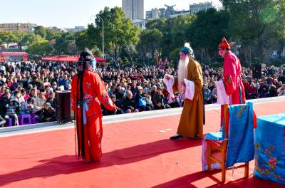 大戏惹人醉 春风送家门   