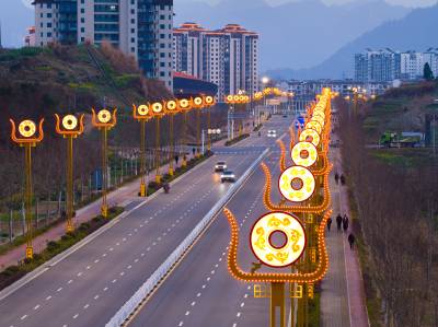“虎座凤架鼓”街灯亮眼