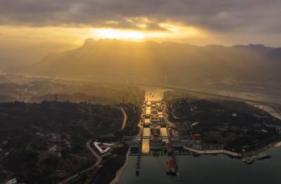 春节假期三峡枢纽河段运输忙