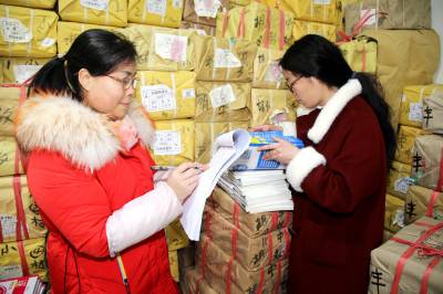 湖北十堰：备教材 迎开学