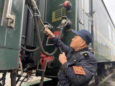 车辆乘务员胡玉梁的春运“谢幕战”