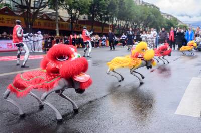 房县正月十三民俗巡游活力四射闹新春（客户端采稿）