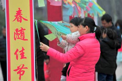 夷陵：竞猜灯谜闹元宵（客户端采稿）