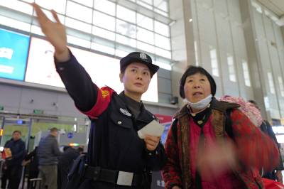 元宵佳节暖意浓 宜昌东站派出所为候车旅客送上“平安馅”汤圆