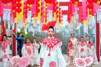 夷陵：非遗剪纸服装表演秀舞台（客户端采稿）