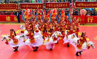 32支花灯队组团巡游闹新春