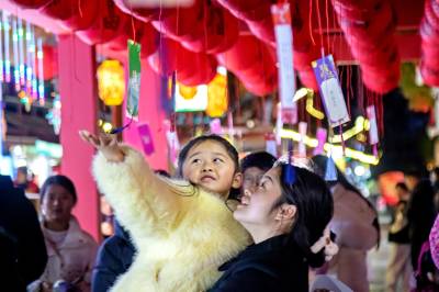 湖北恩施：猜灯谜迎元宵（客户端采稿）