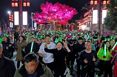荧光夜跑 欢度佳节（客户端采稿）