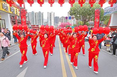 民俗巡游 欢度元宵