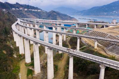 三峡枢纽茅坪港疏港铁路铺轨忙