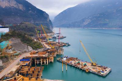三峡枢纽江南成品油翻坝项目建设忙