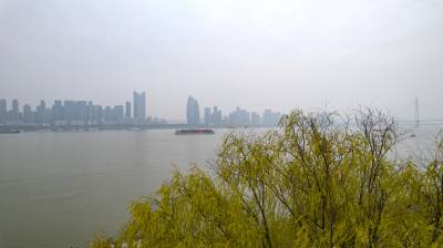 湖北：货船行驶在武汉长江江面