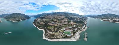 巴东：春日暖阳花儿争艳 游人如织亲密无间