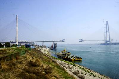 枝江长江大桥加速吊装钢箱梁