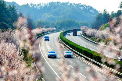 英山：一路繁花向振兴 交通铺就幸福路