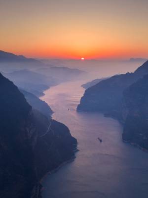 日出峡江景如画