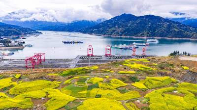 湖北宜昌：峡江风来满眼春