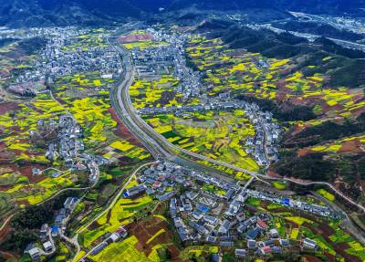 湖北省竹山县油菜花开扮靓田园