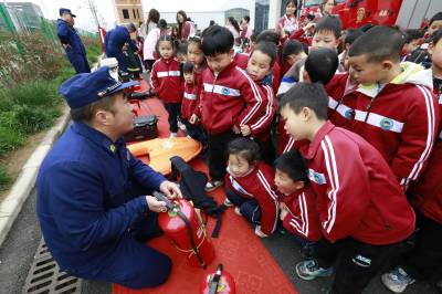         萌娃进消防 安全伴成长