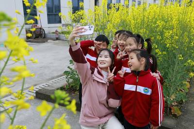     油菜花开满园香 童言稚语探春光