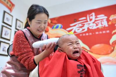 二月二 萌娃“剃龙头”（客户端采稿）