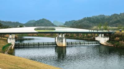 踏春好去处，卷桥河公园欣赏油菜花