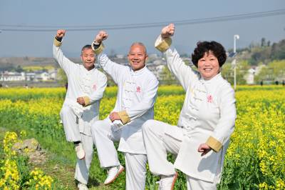 竹溪县菜花田里游人醉