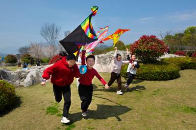 放飞风筝 乐享春光（客户端采稿）