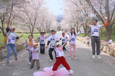 武汉黄陂：追着樱花快乐奔跑