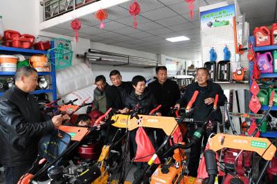 湖北保康：选购农机备春耕