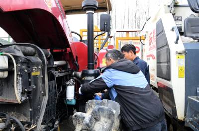 湖北保康：检修农机备春耕