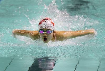 湖北青少年游泳赛激战荆门
