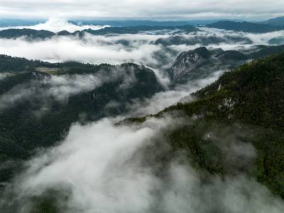 利川市：烟雨峡谷景如画
