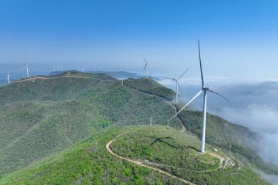 湖北荆门：云雾为墨，风车作笔——圣境山巅的绿色诗行