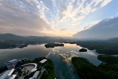 湖北南漳：一汪湖水映晚霞