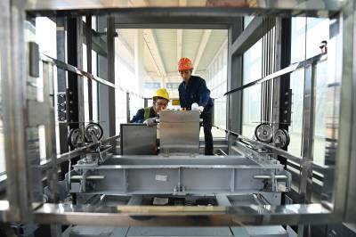 高铁站电梯“体检”