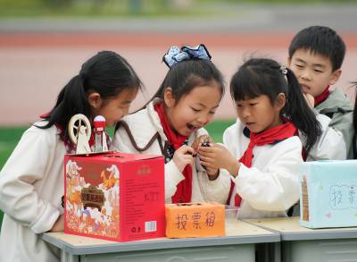 湖北襄阳：校园科技节 点亮创新梦