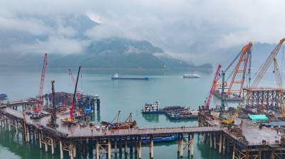湖北秭归：三峡枢纽江南成品油码头完成首个墩台浇筑施工（客户端采稿）