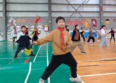 宣恩：非遗连厢 舞动校园