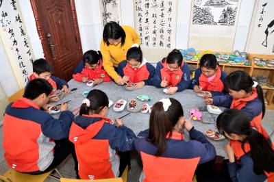 石头巧作画 童心绘美好