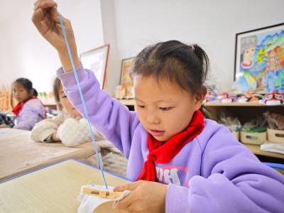 湖北宣恩：萌娃学刺绣